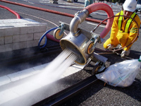 道路白線除去・作業中