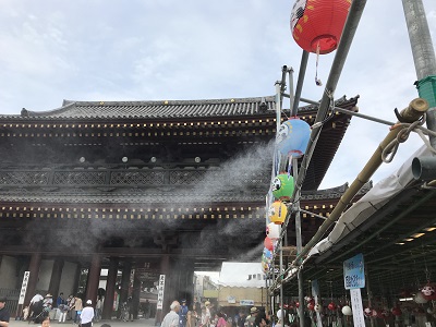 川崎大師境内でのミスト噴霧