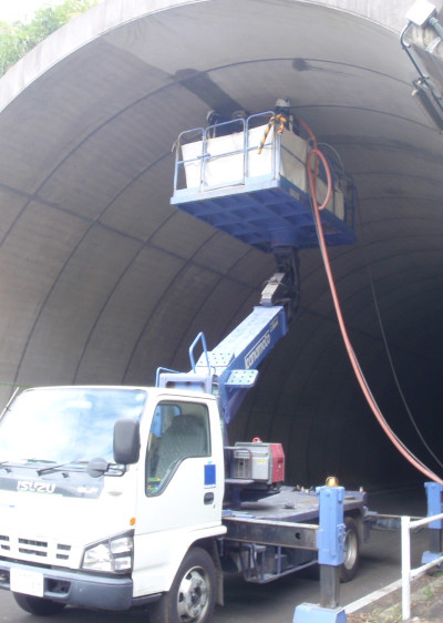 高所作業車でのはつり作業